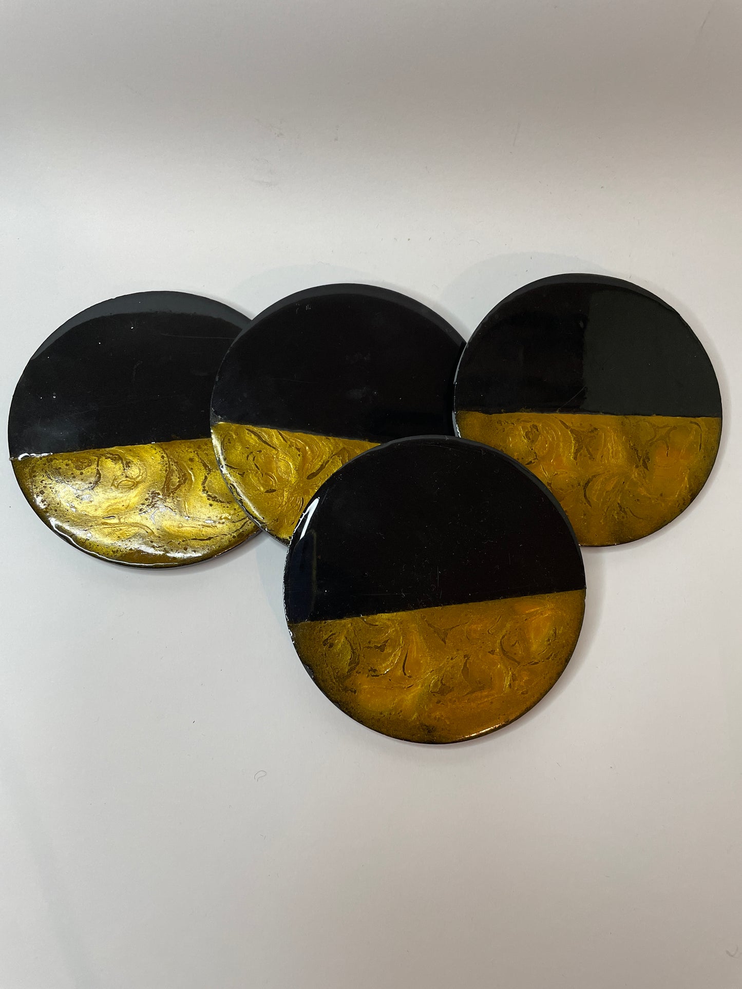Posavasos redondos de pizarra y resina.