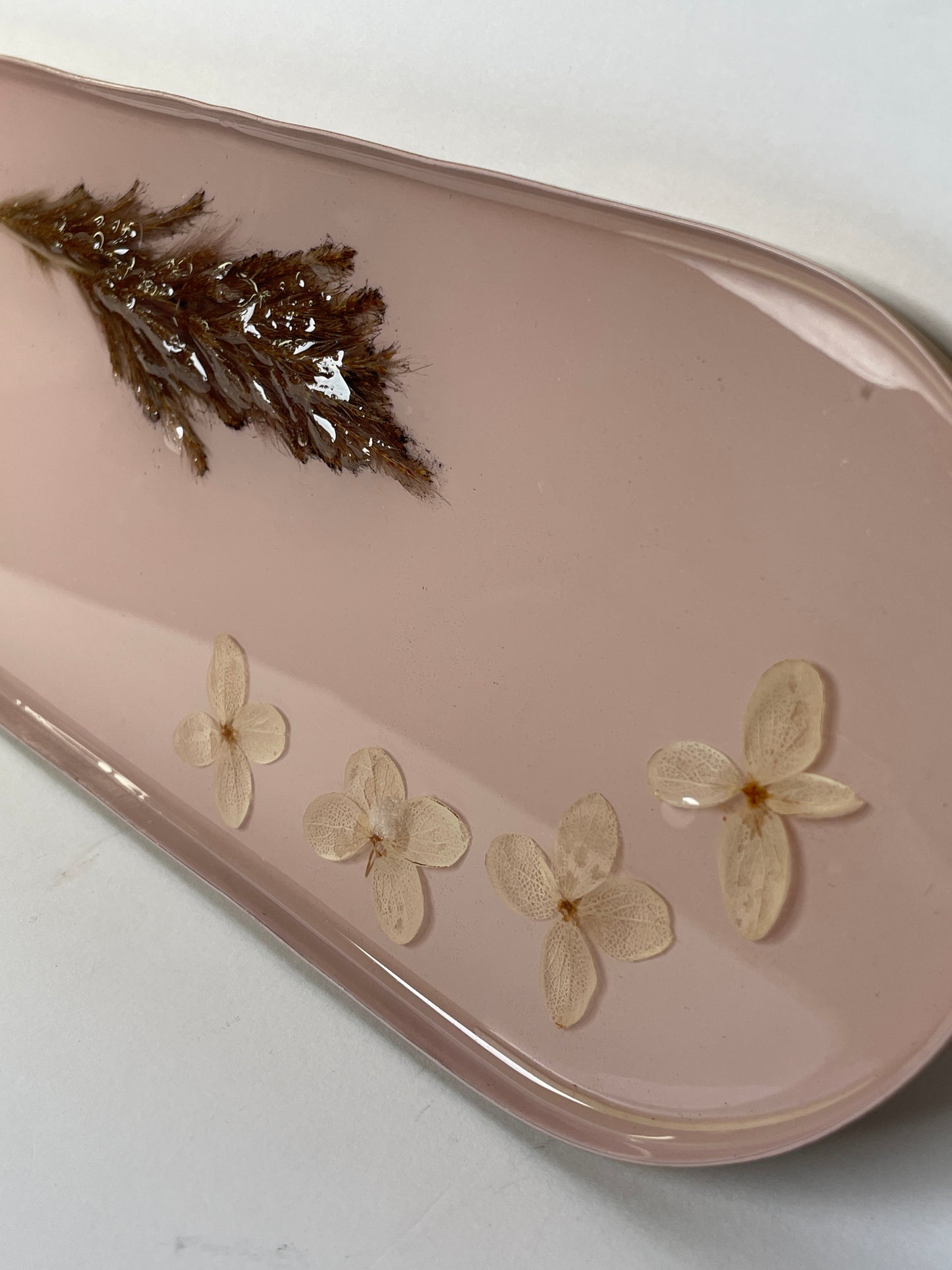 Bandeja de metal con flores