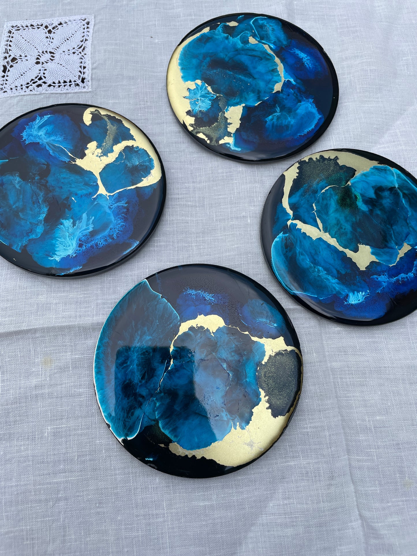 Mesa abstracta en resina