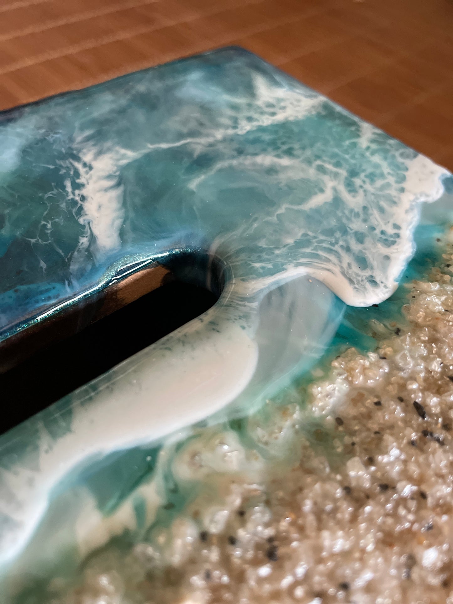 Caja pañuelos en madera y resina.