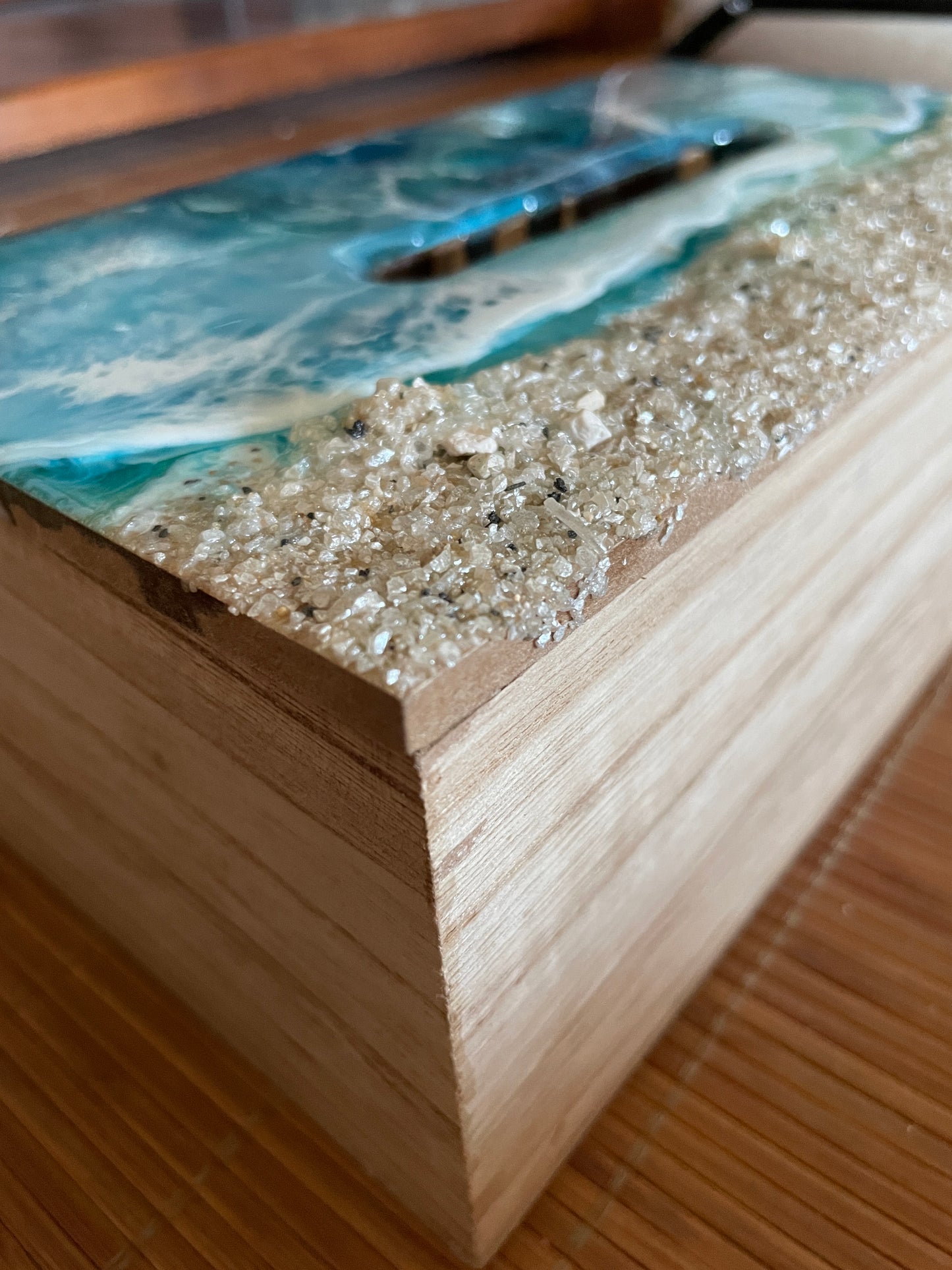 Caja pañuelos en madera y resina.
