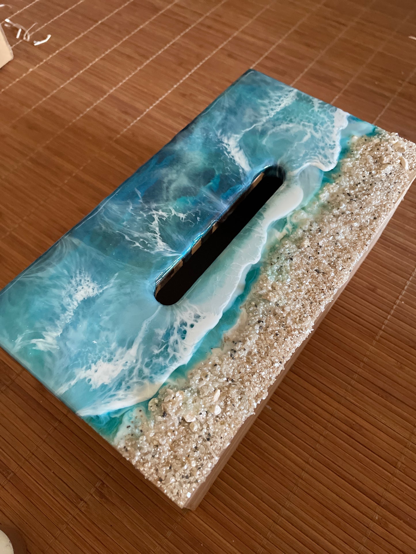 Caja pañuelos en madera y resina.