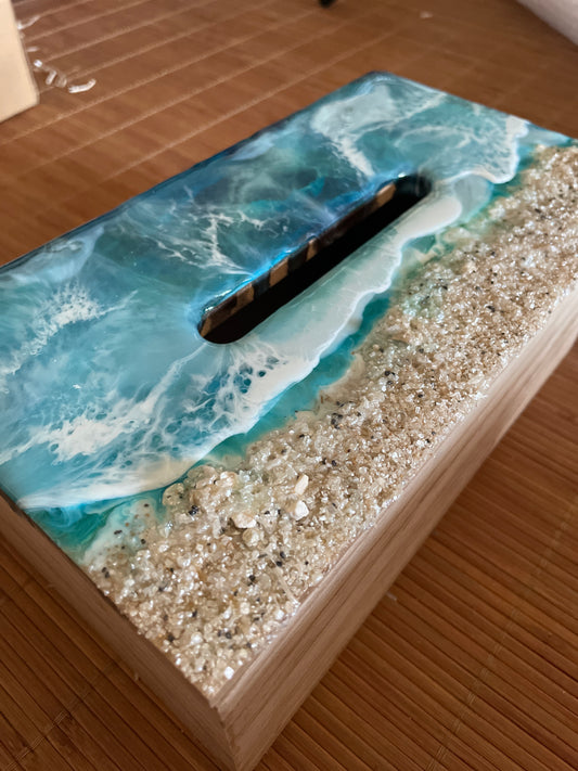 Caja pañuelos en madera y resina.