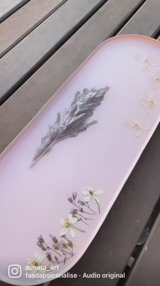 Bandeja de metal con flores