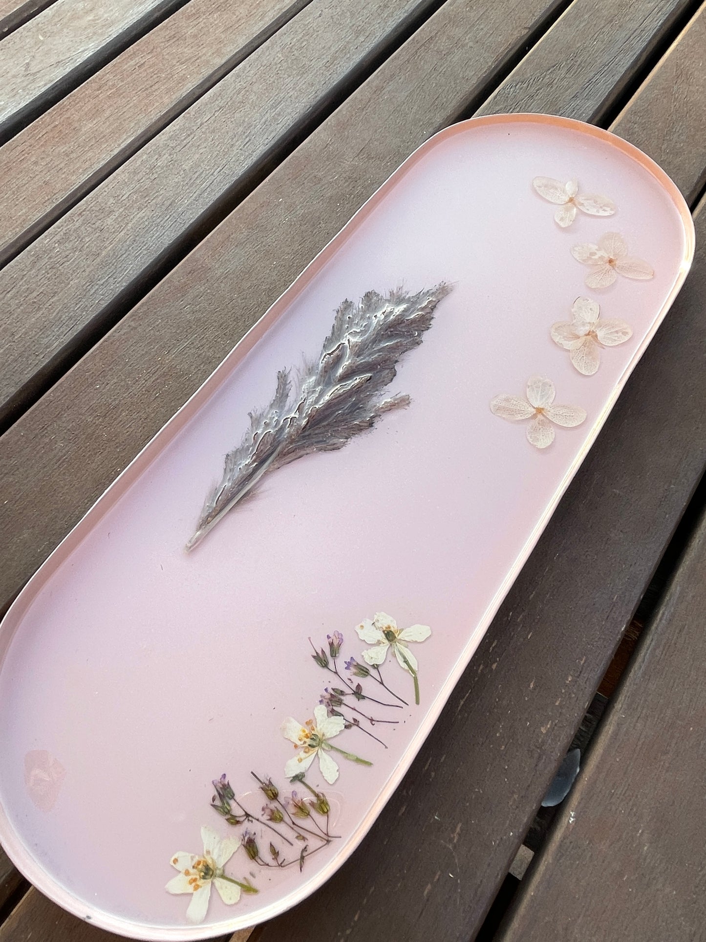 Bandeja de metal con flores