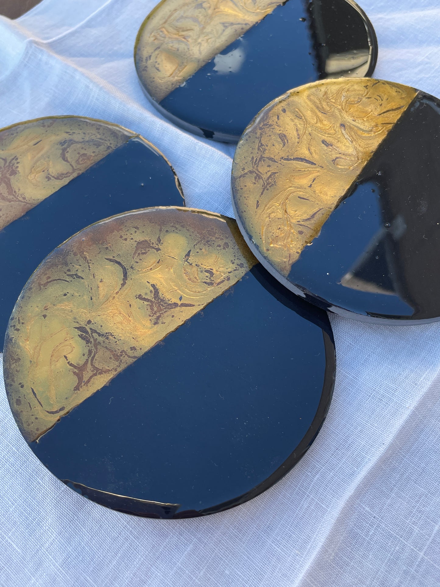 Posavasos redondos de pizarra y resina.