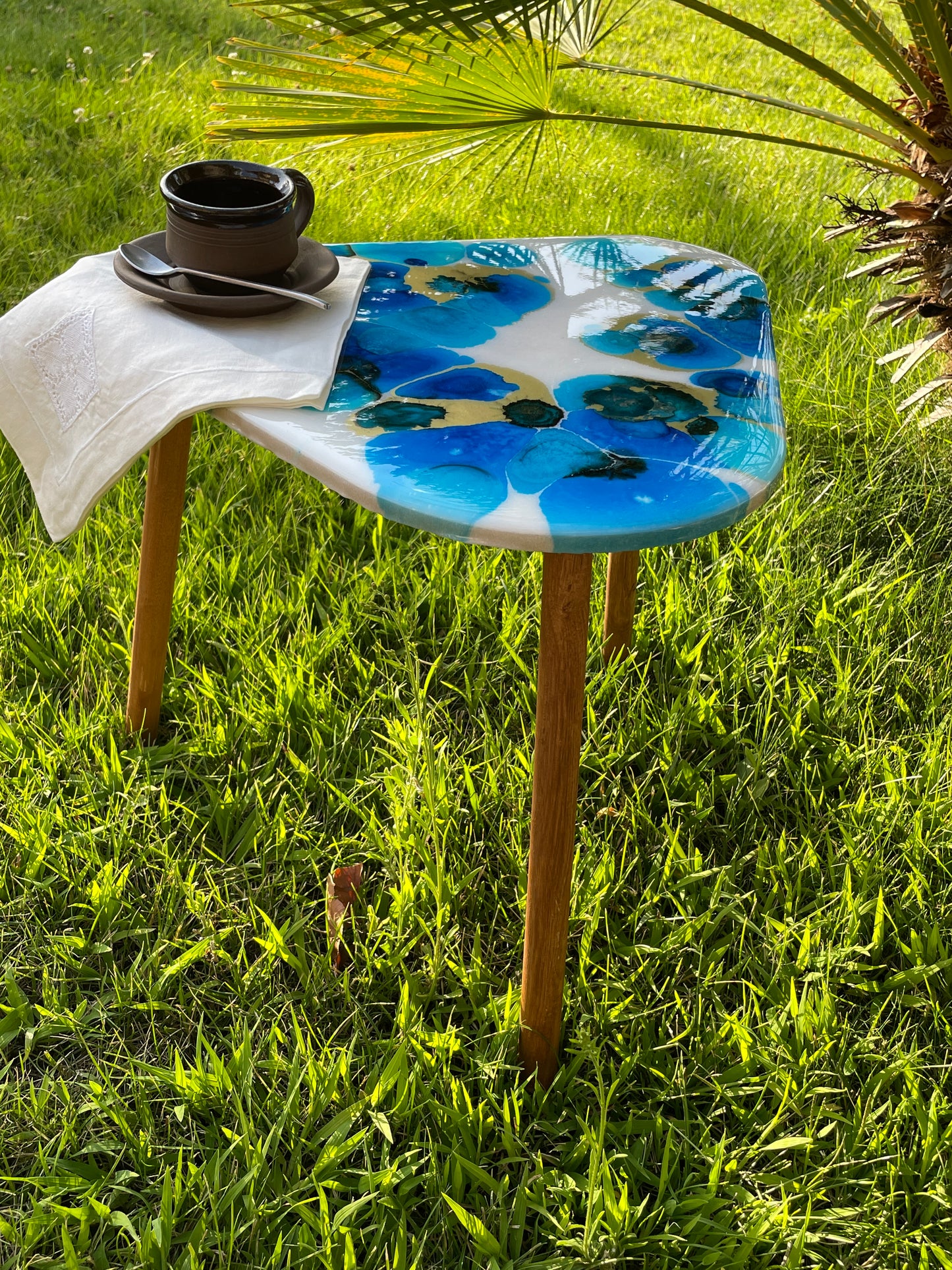 Mesa abstracta en resina