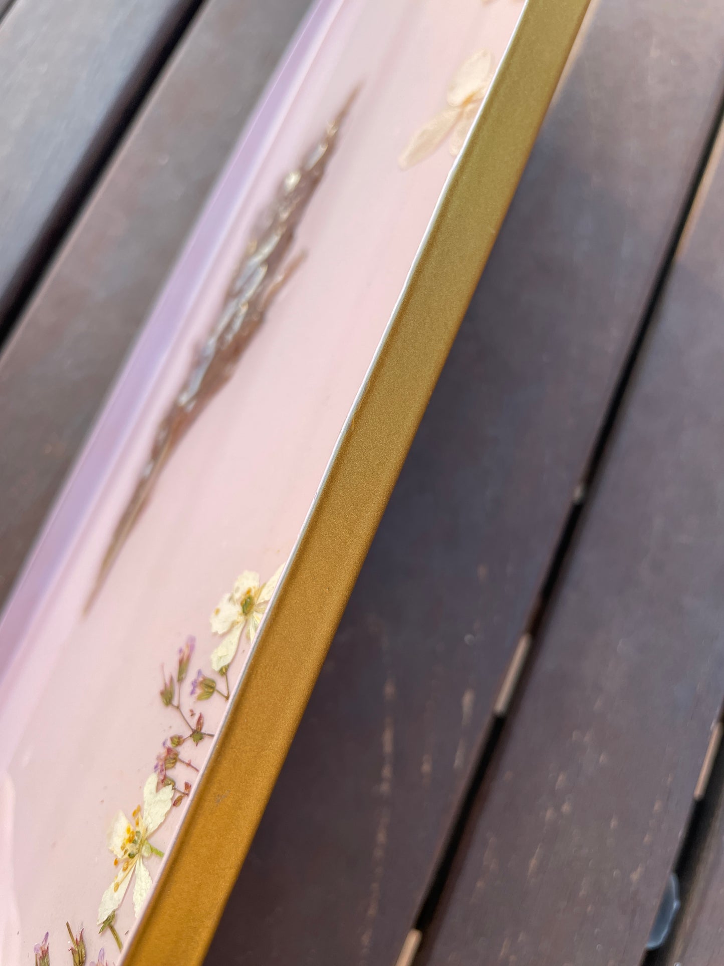 Bandeja de metal con flores