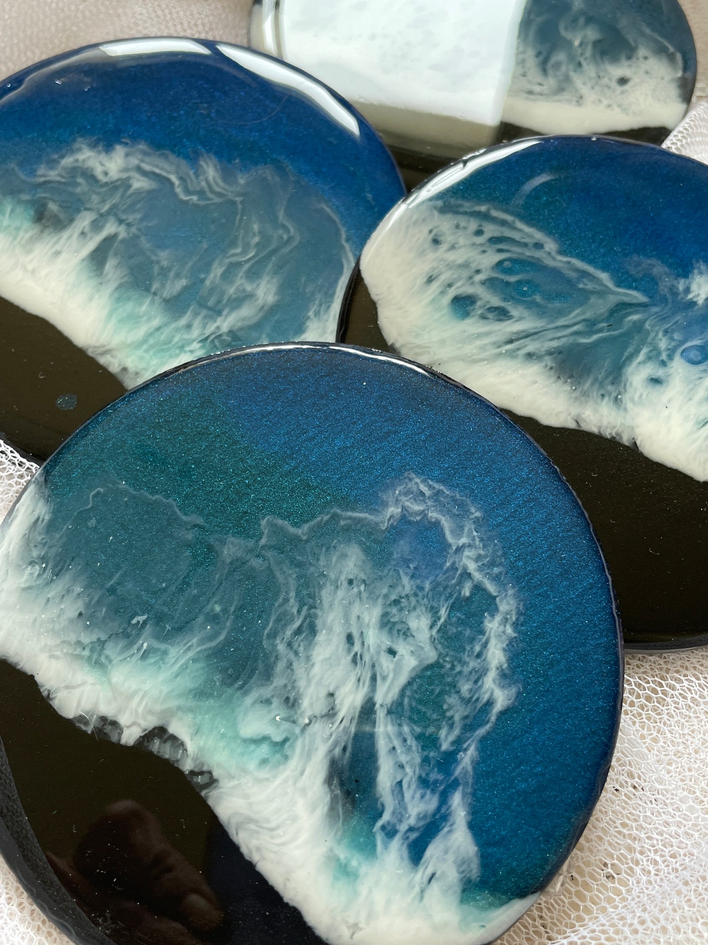 Posavasos redondos de pizarra y resina.