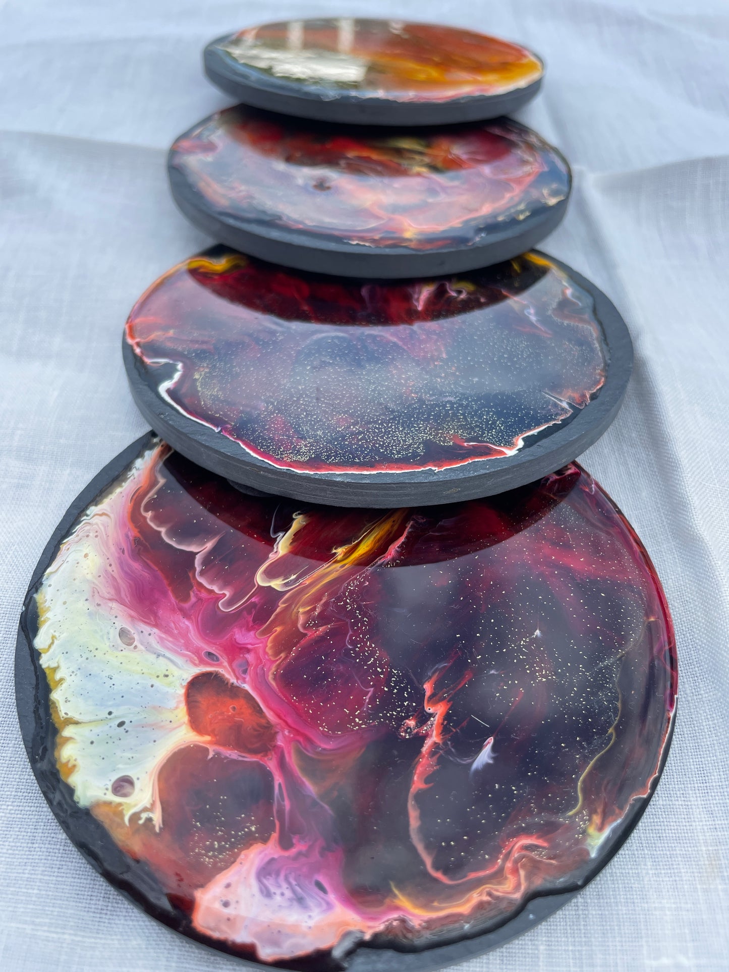 Posavasos redondos de pizarra y resina.