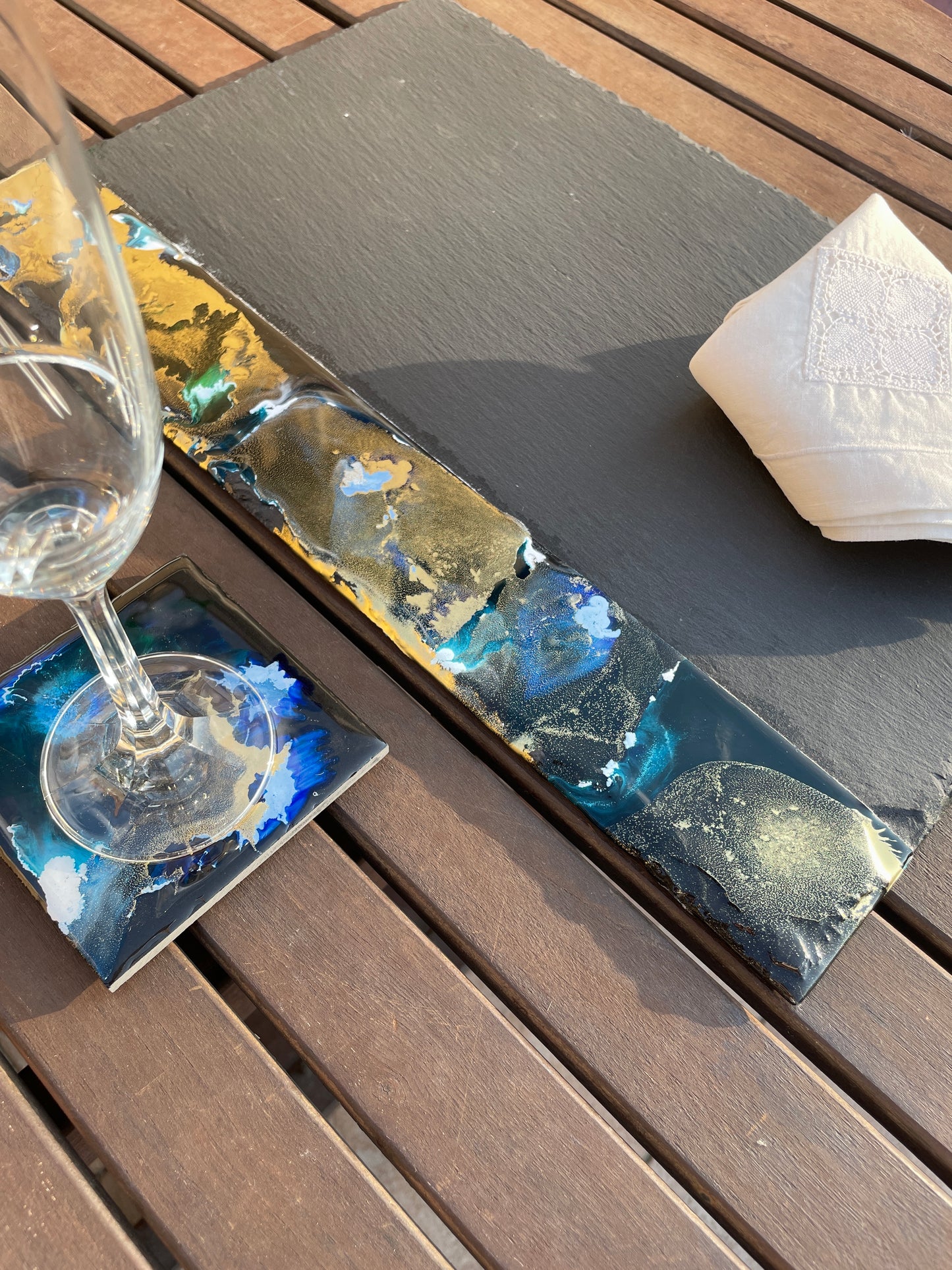 Posavasos cuadrados de pizarra y resina.
