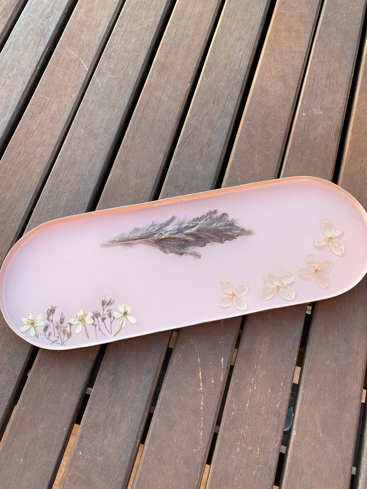 Bandeja de metal con flores