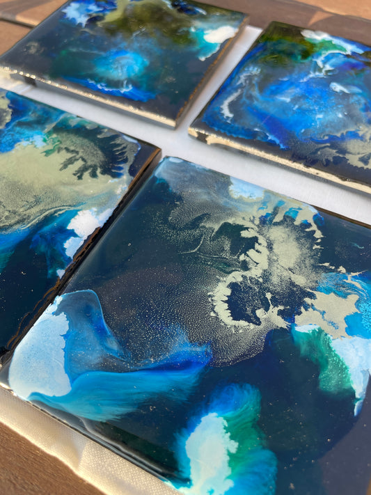 Posavasos cuadrados de pizarra y resina.