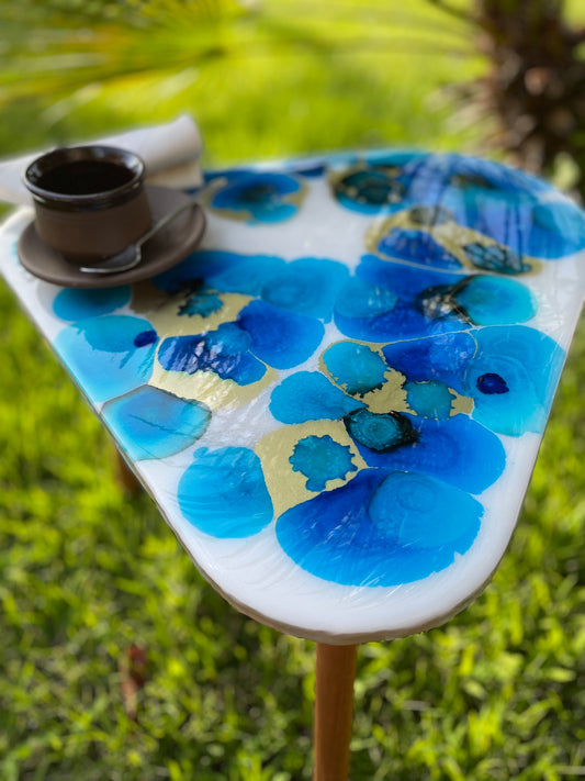 Mesa abstracta en resina