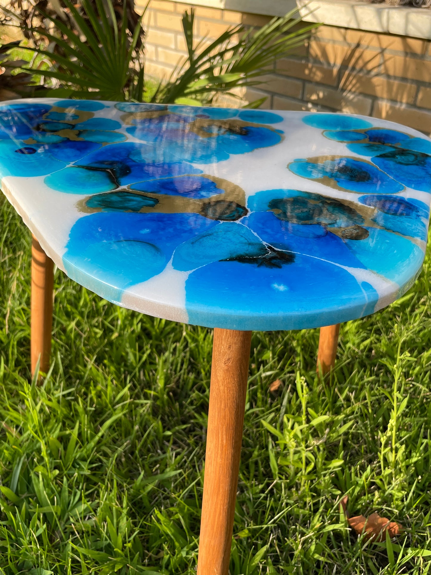 Mesa abstracta en resina