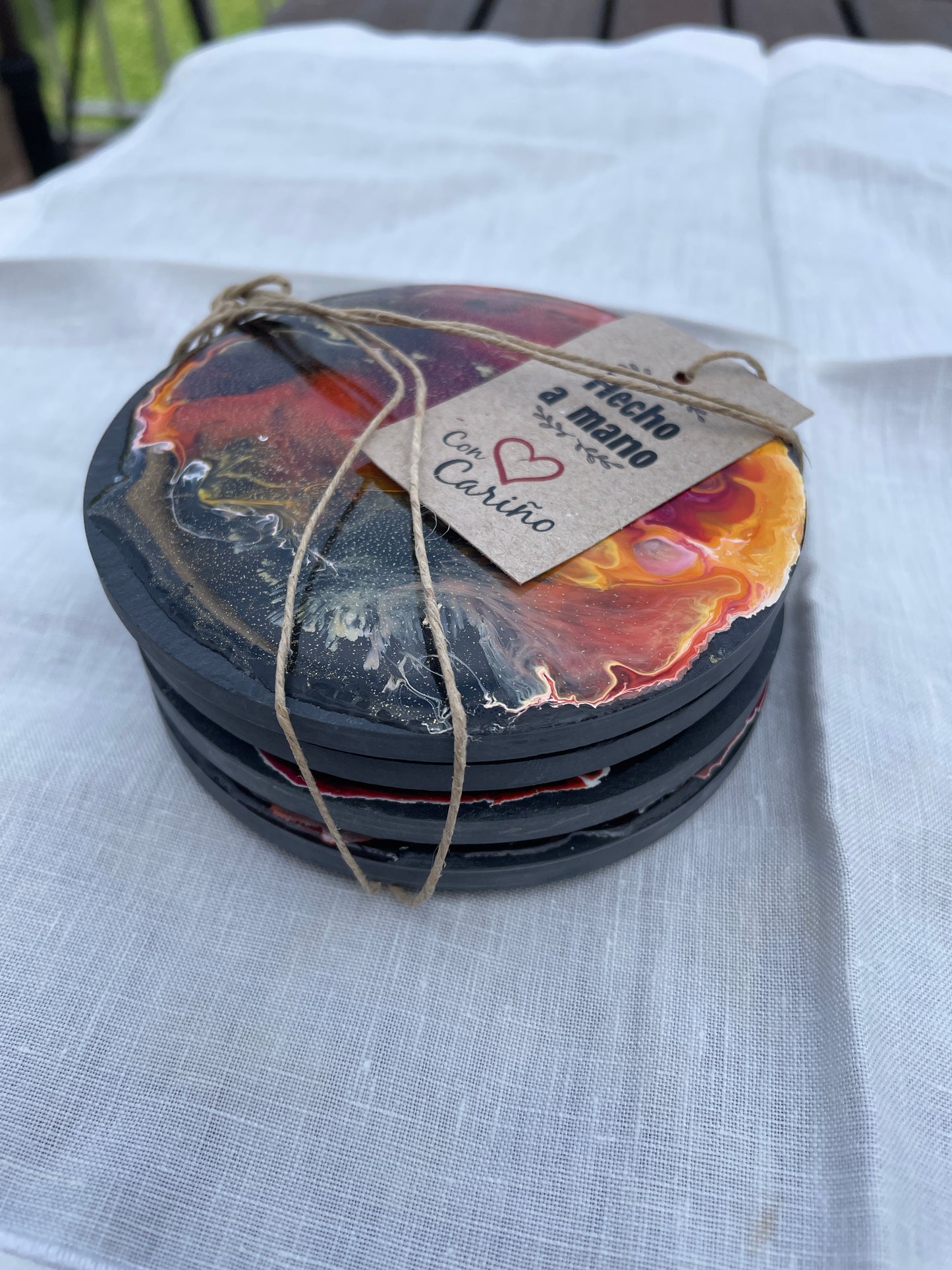 Posavasos redondos de pizarra y resina.