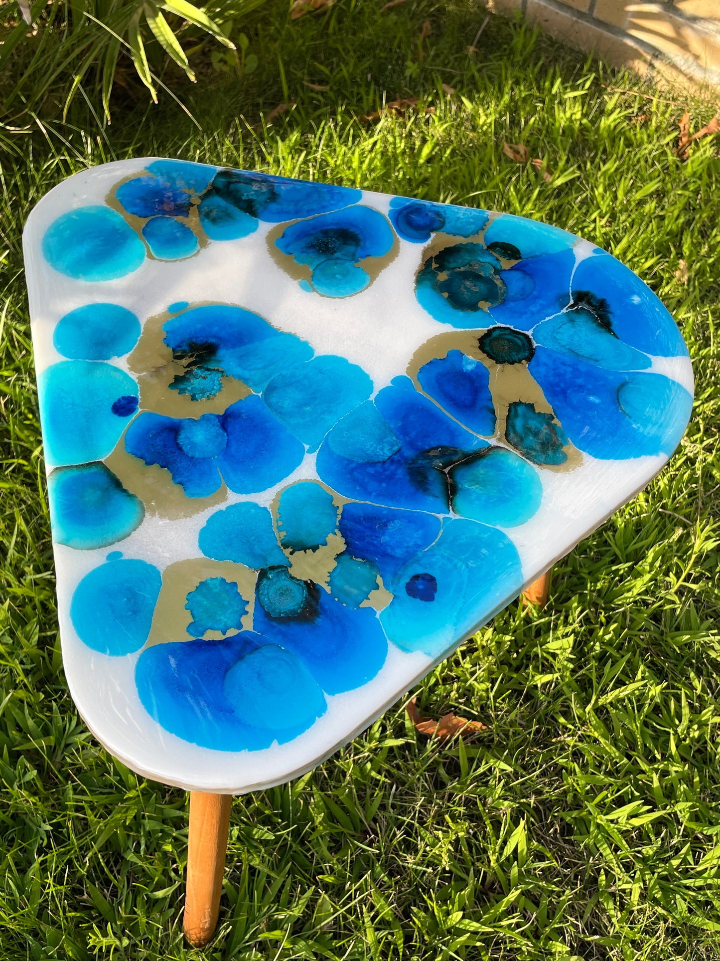 Mesa abstracta en resina