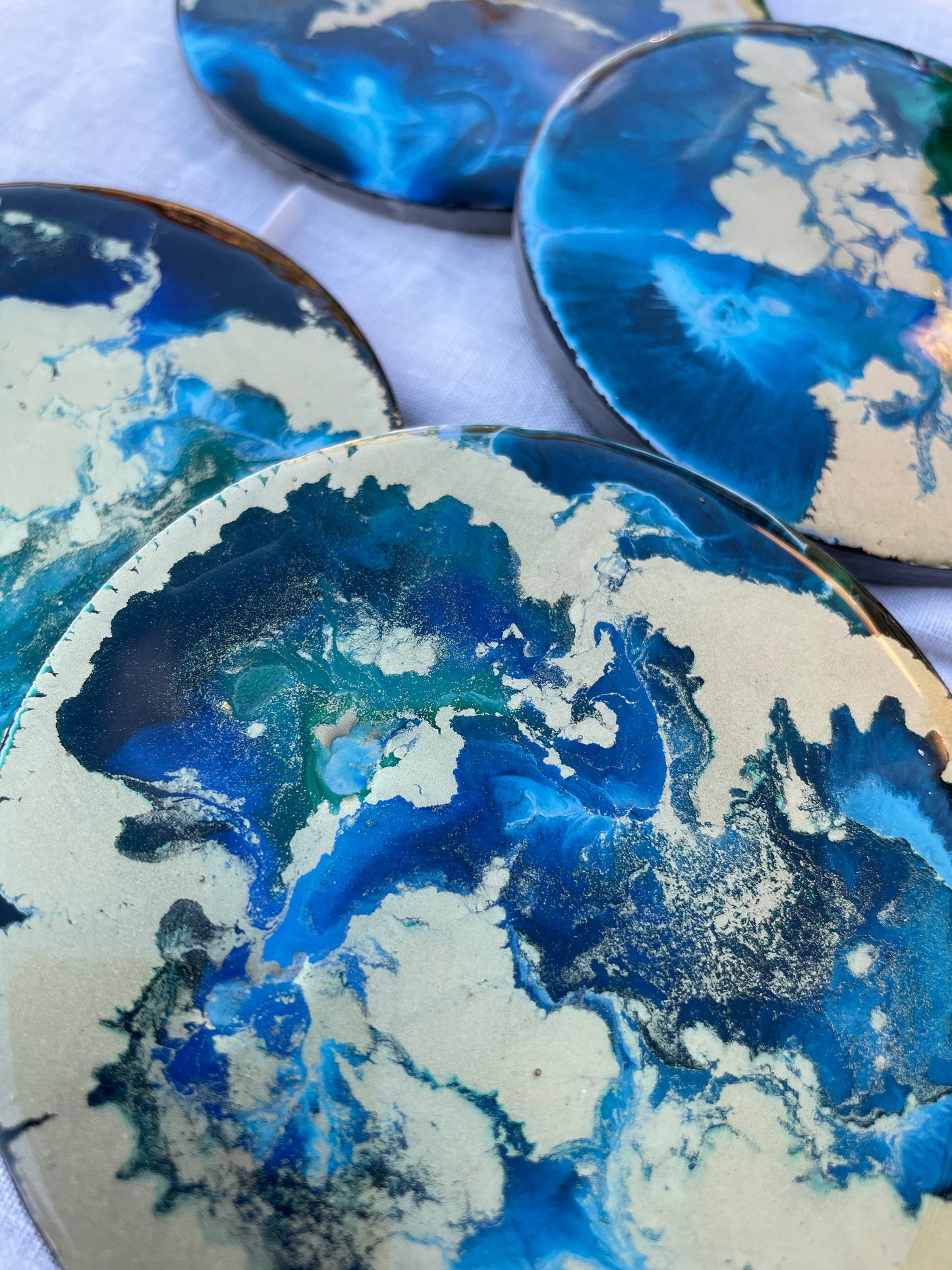 Posavasos redondos de pizarra y resina.