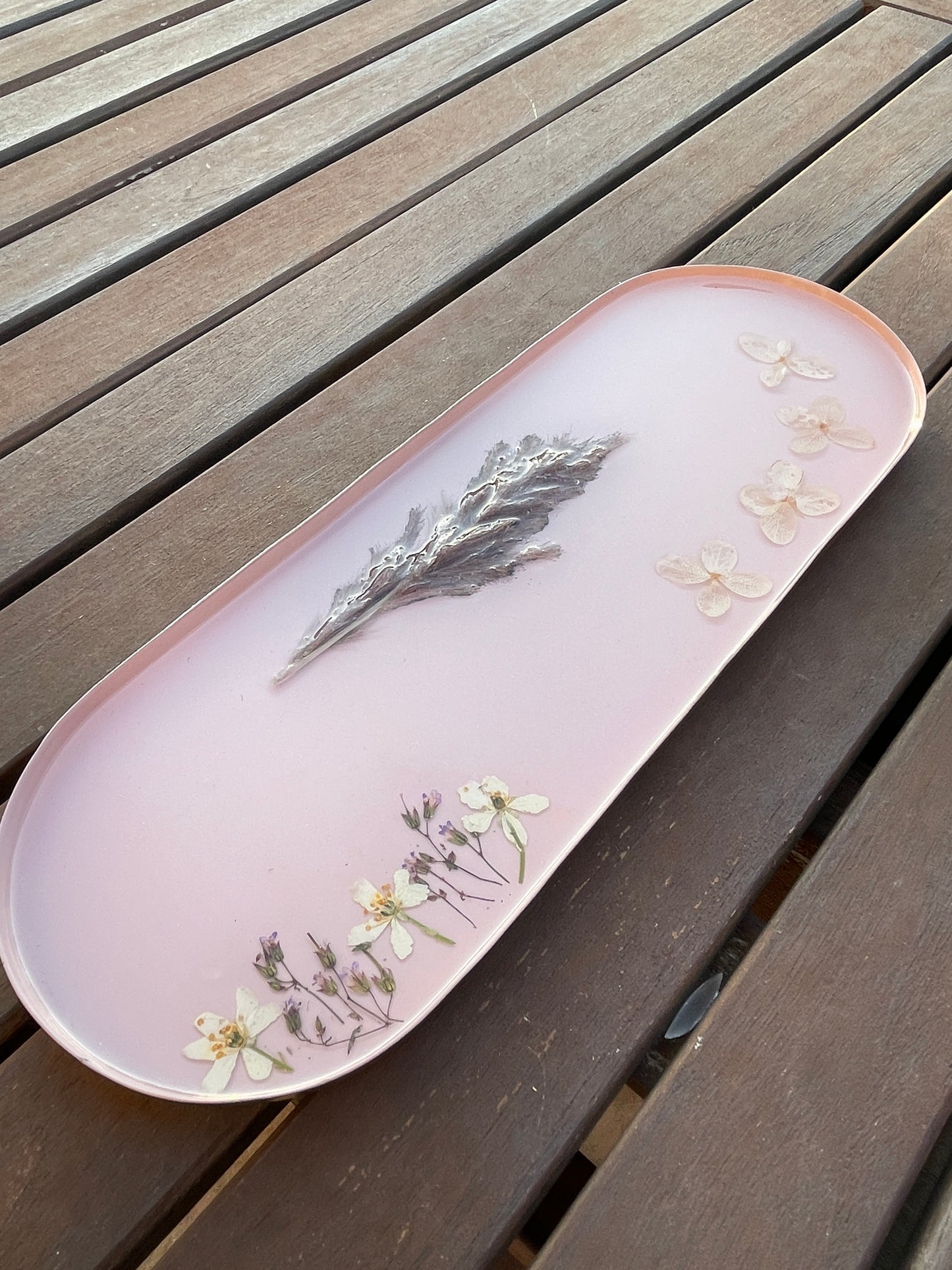 Bandeja de metal con flores