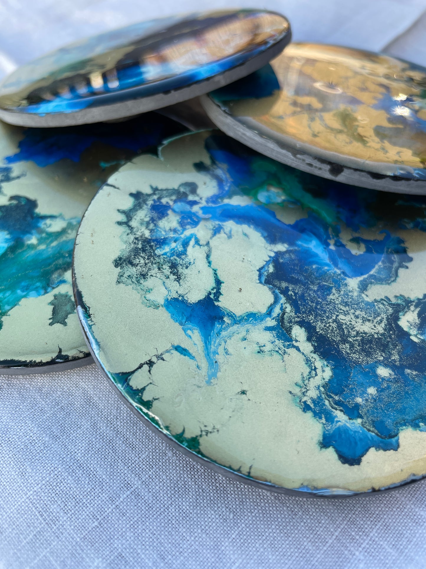 Posavasos redondos de pizarra y resina.