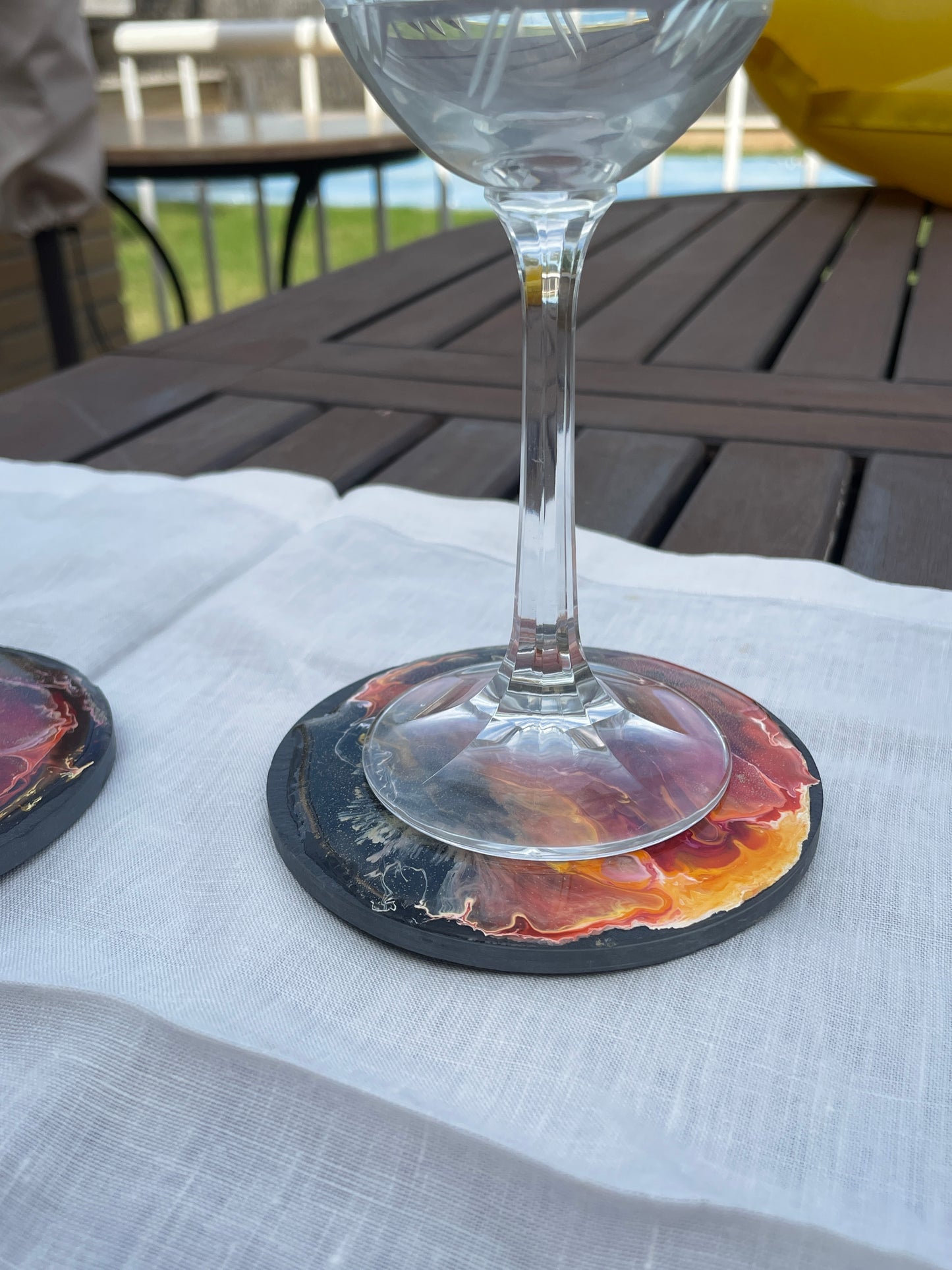 Posavasos redondos de pizarra y resina.