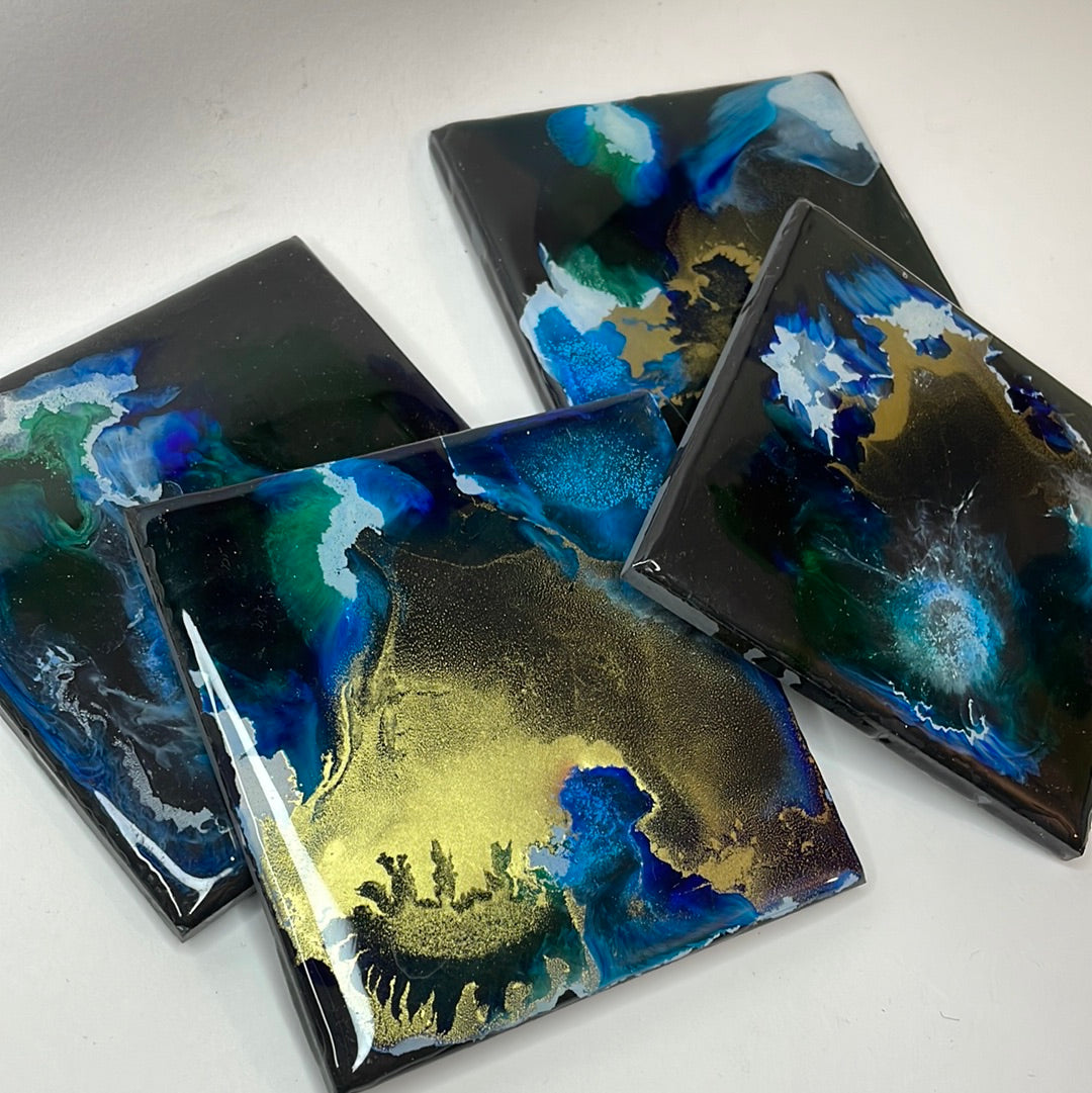 Posavasos cuadrados de pizarra y resina.