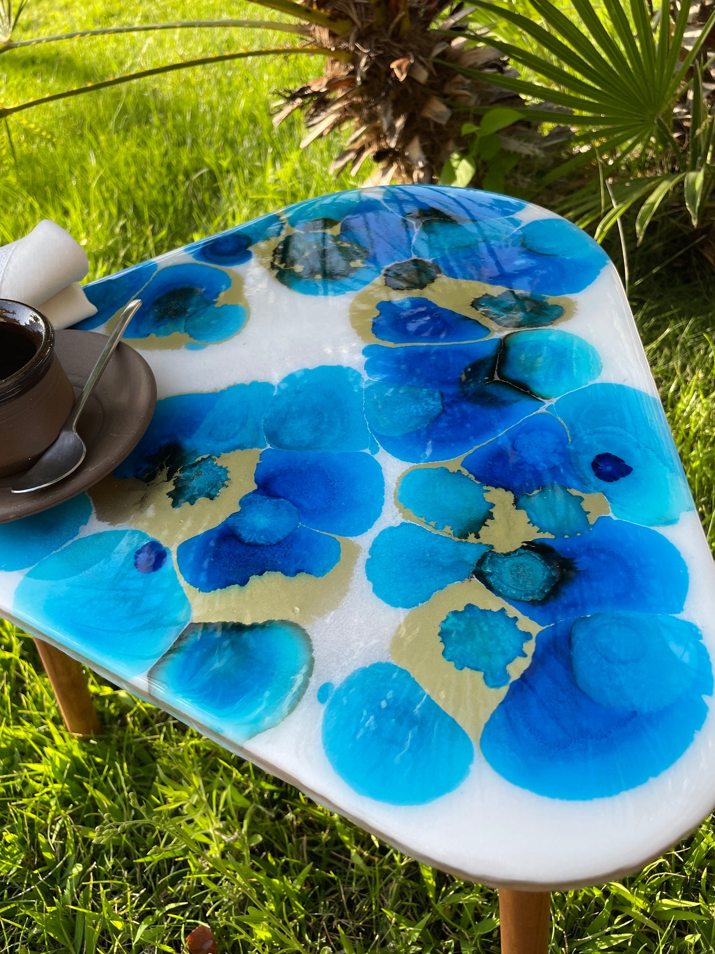 Mesa abstracta en resina