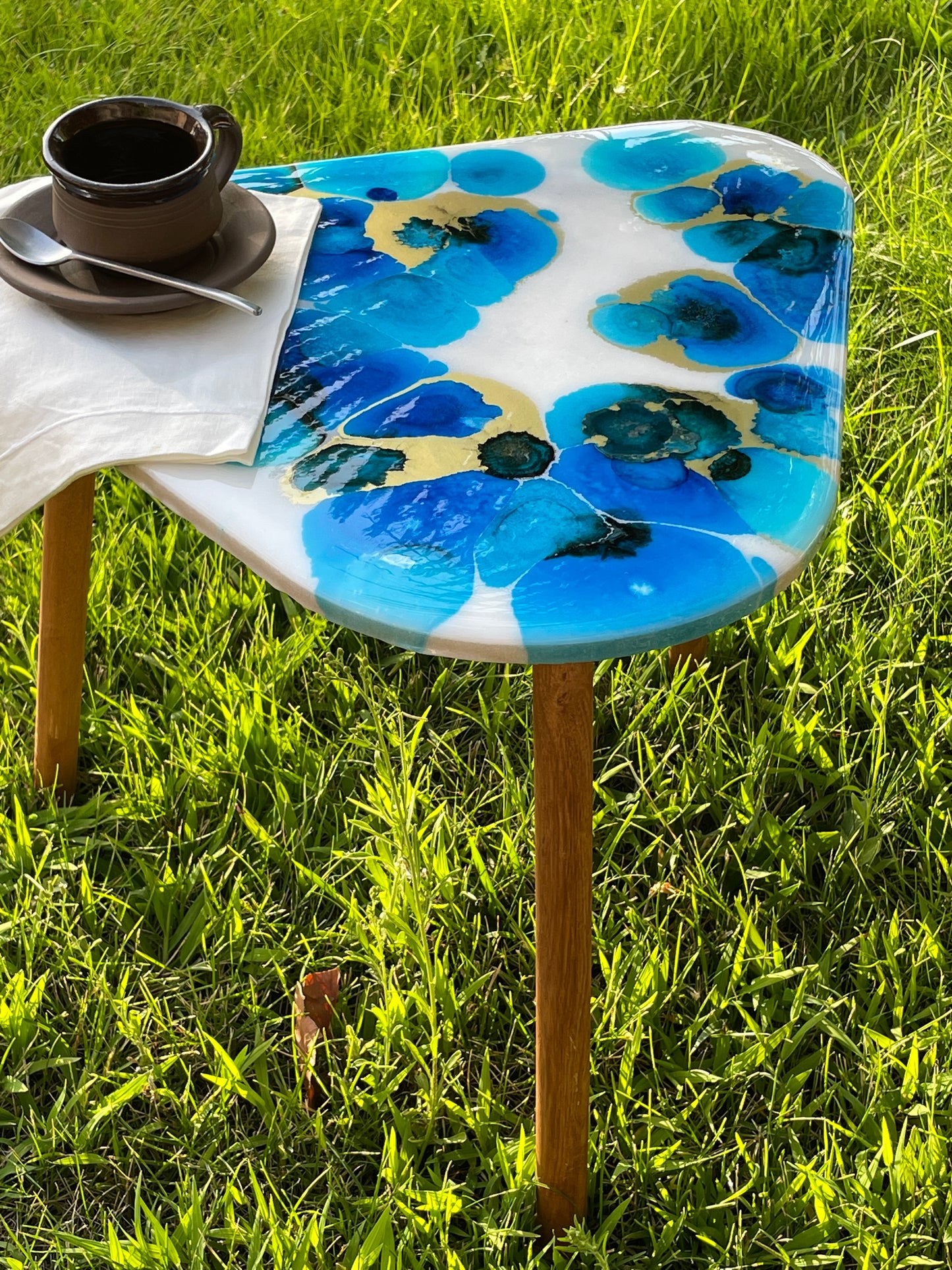 Mesa abstracta en resina