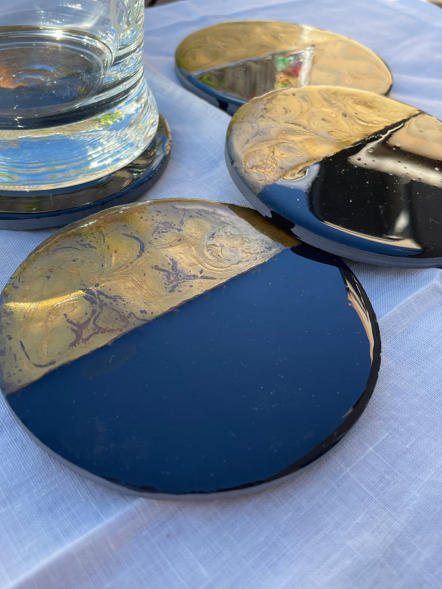 Posavasos redondos de pizarra y resina.