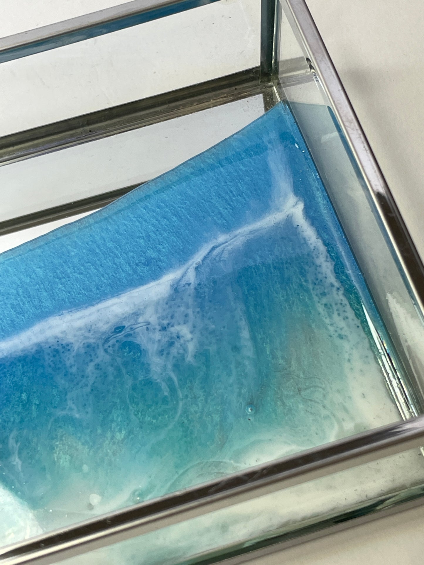 Bandeja de metal y cristal