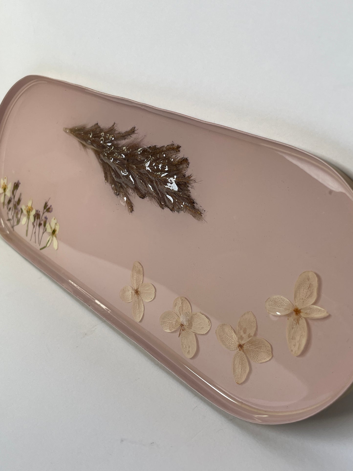 Bandeja de metal con flores