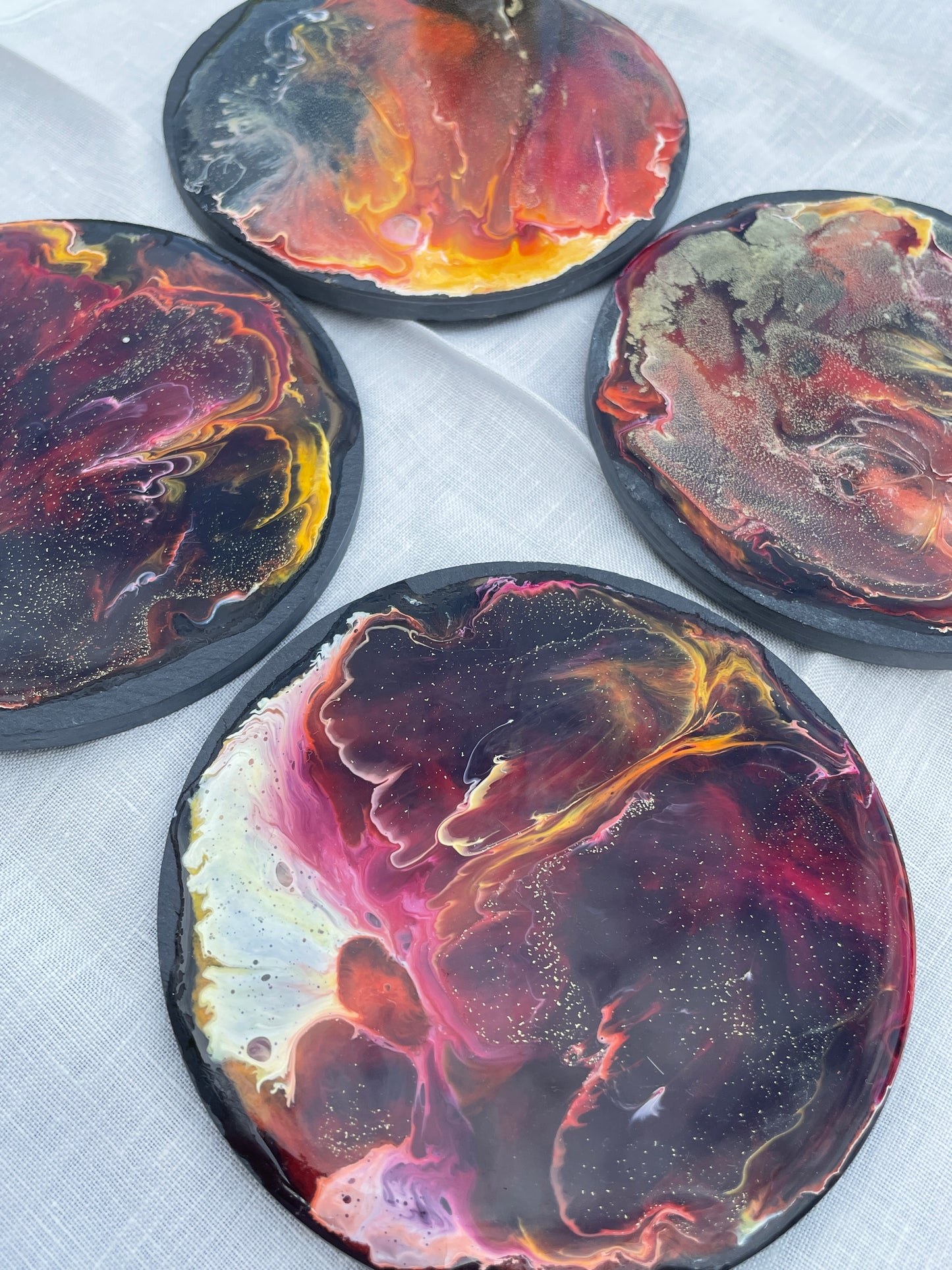 Posavasos redondos de pizarra y resina.