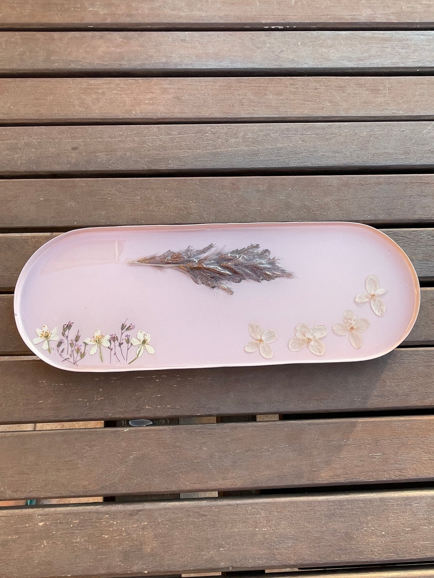 Bandeja de metal con flores